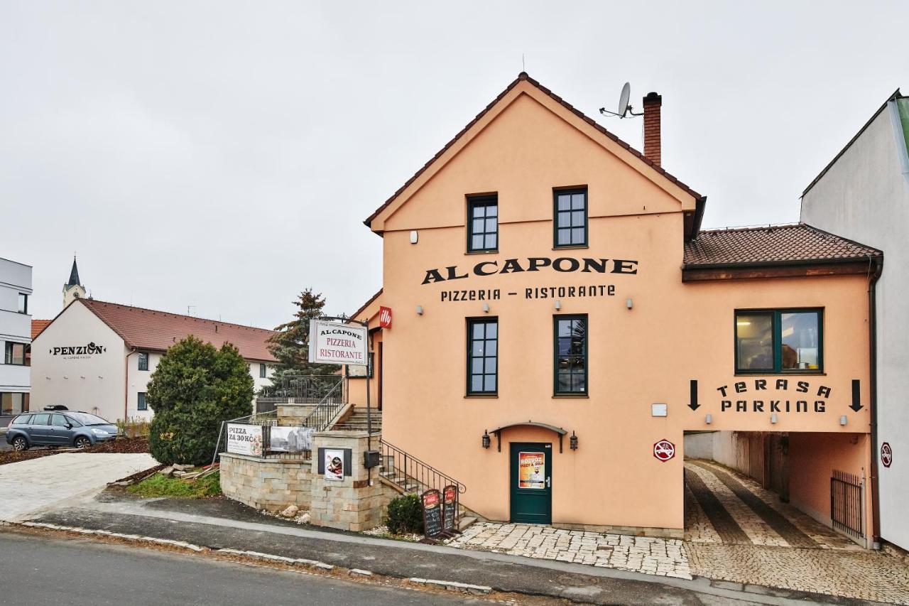 Penzion Al Capone Mnisek Mníšek pod Brdy Exterior foto